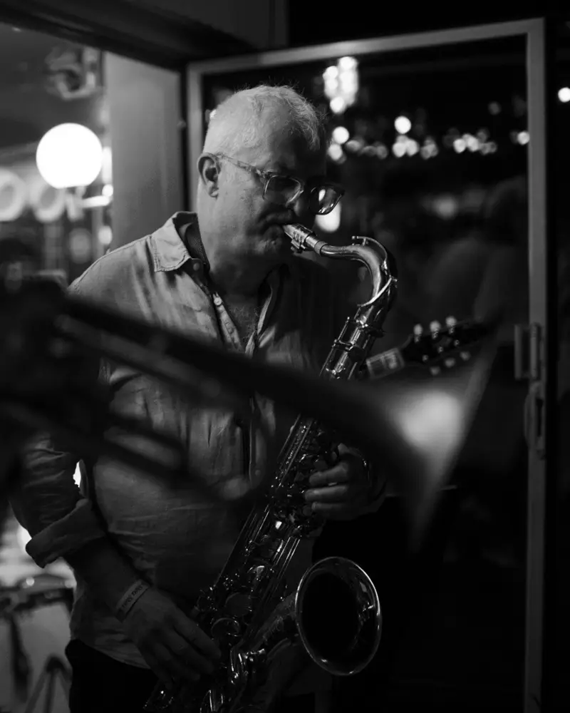 Andrej spielt Tenorsaxophon