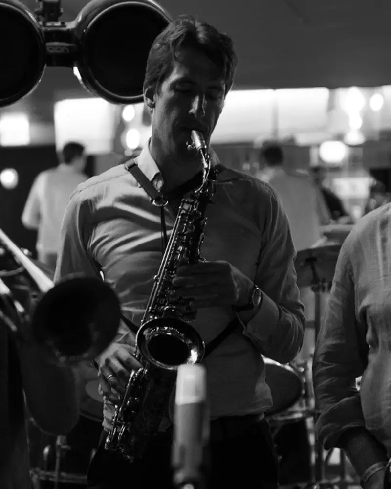 Fabian Müller spielt Altsaxophon
