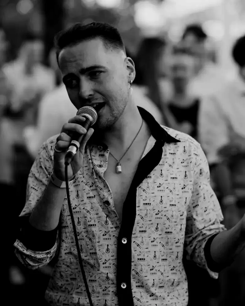 Lukas Hefti singt ins Mikrofon