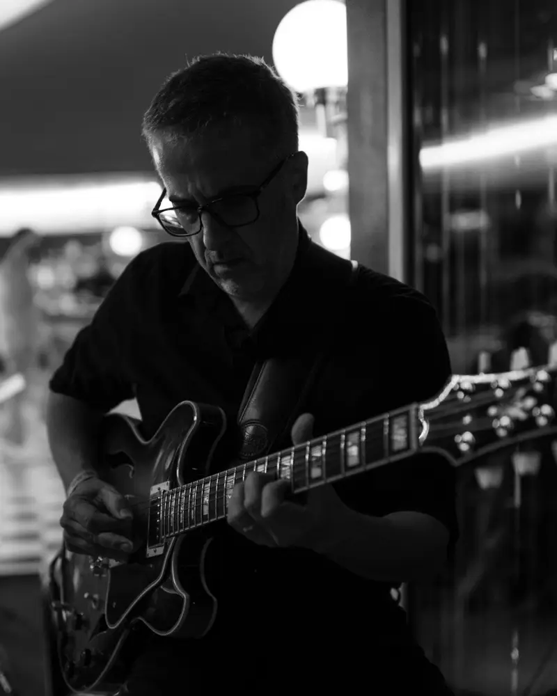 Markus Roth spielt Gitarre